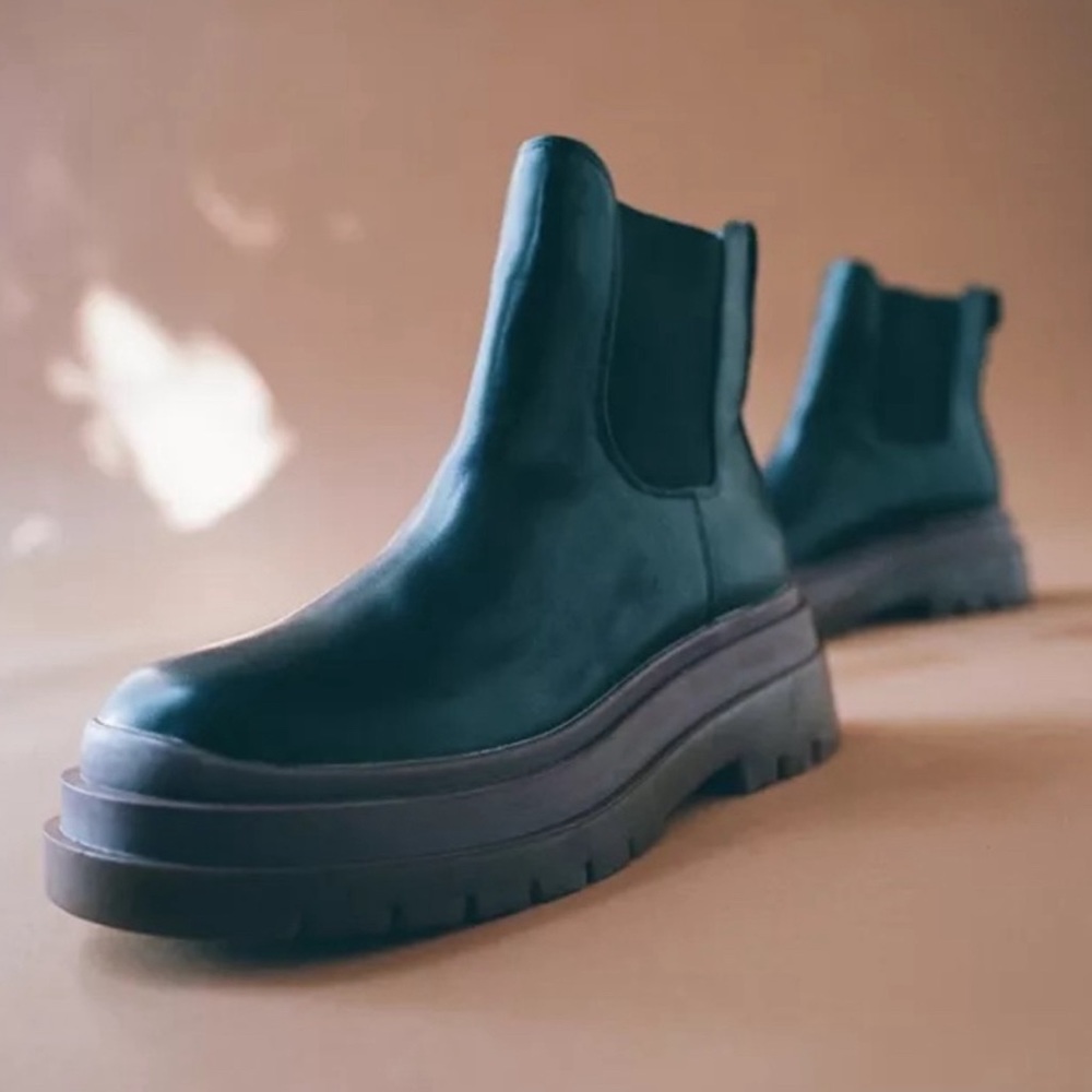 NWT Urban Outfitters UO Lug Sole Chunky
Betty Treaded Chelsea Boots